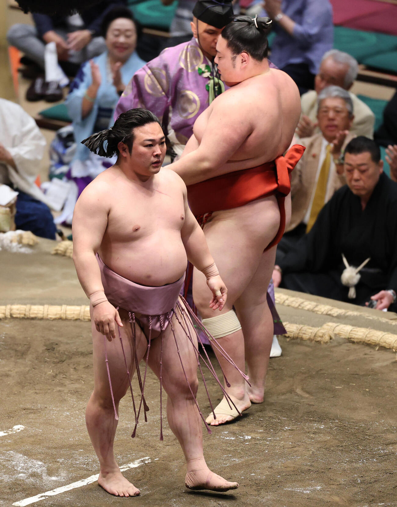大花竜（右）をとったりで破る炎鵬（撮影・野上伸悟）