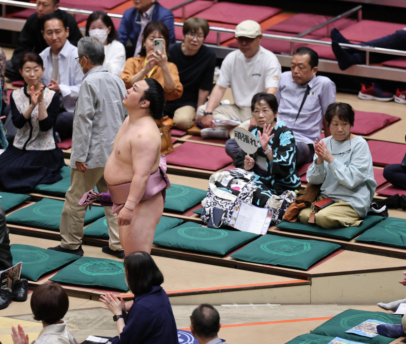 大花竜（右）をとったりで破り引き揚げる炎鵬（撮影・野上伸悟）