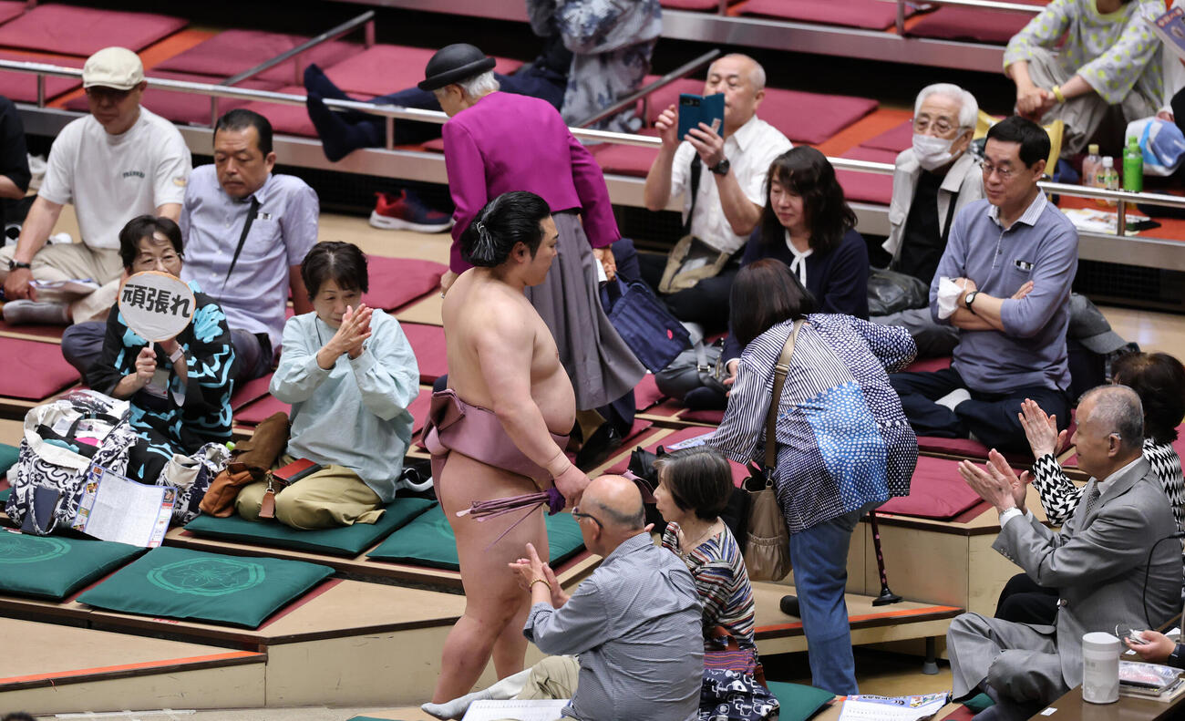 大花竜（右）をとったりで破り引き揚げる炎鵬（撮影・野上伸悟）