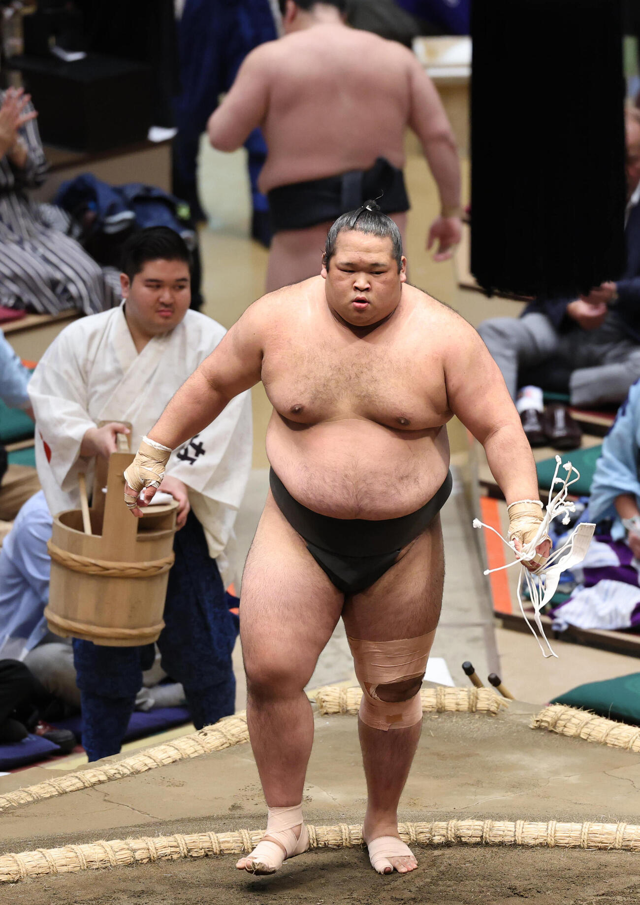 栃幸大（奥）を押し出しで破った生田目（撮影・野上伸悟）