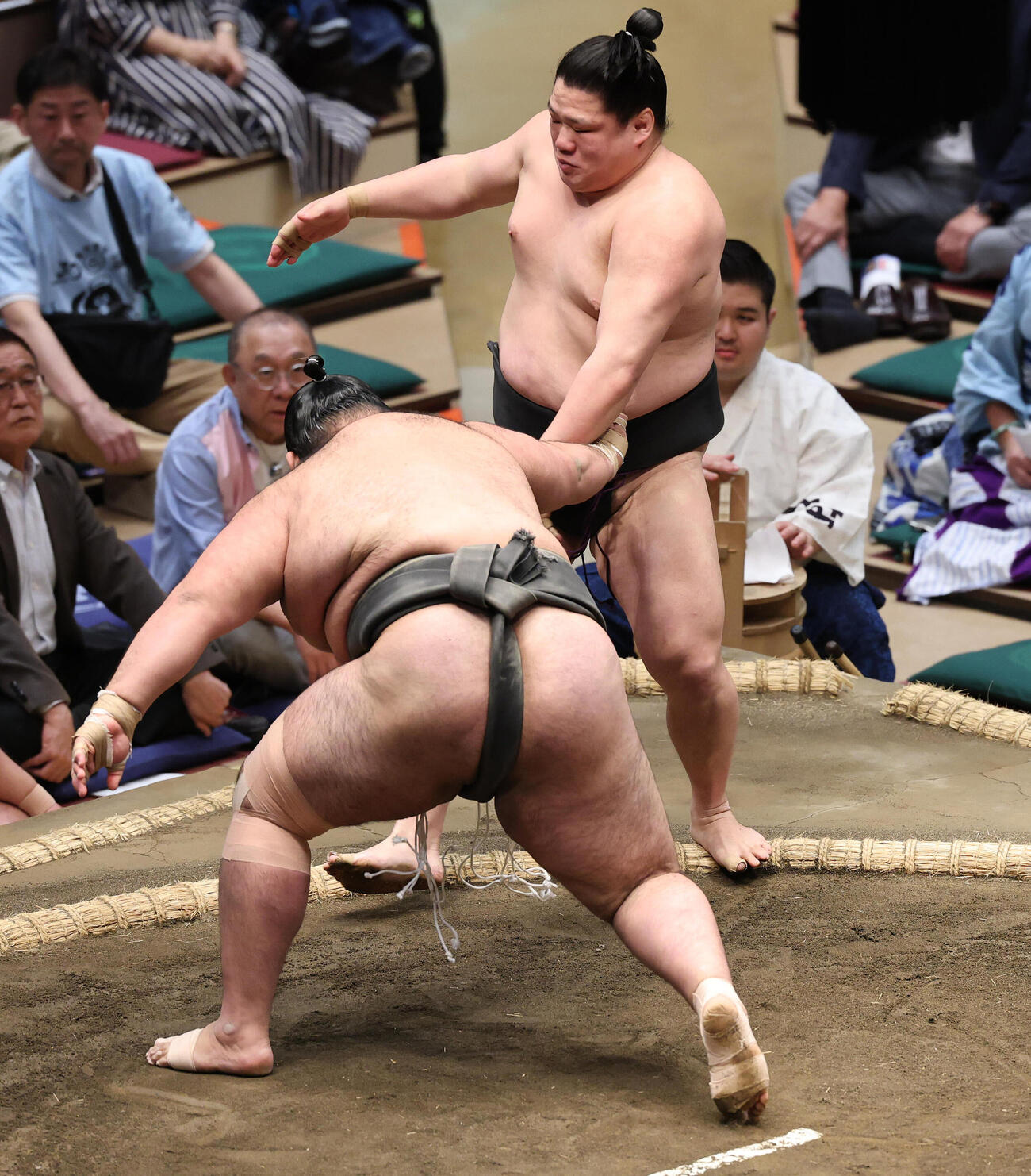 栃幸大（奥）を押し出しで破った生田目（撮影・野上伸悟）