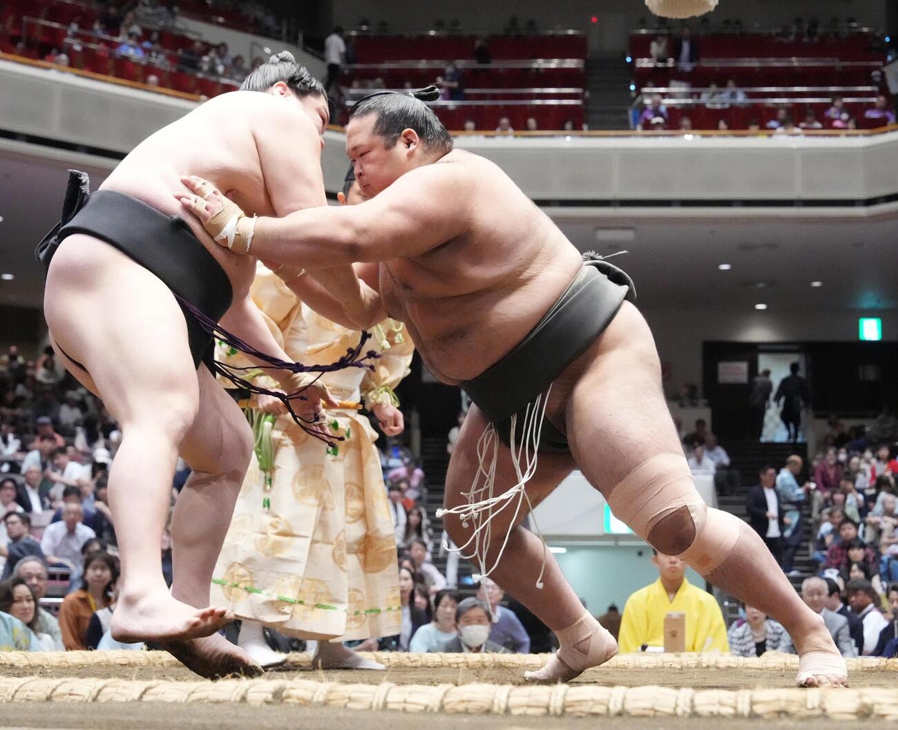 大相撲夏場所4日目　生田目（右）は栃幸大を押し出しで破る（撮影・小沢裕）