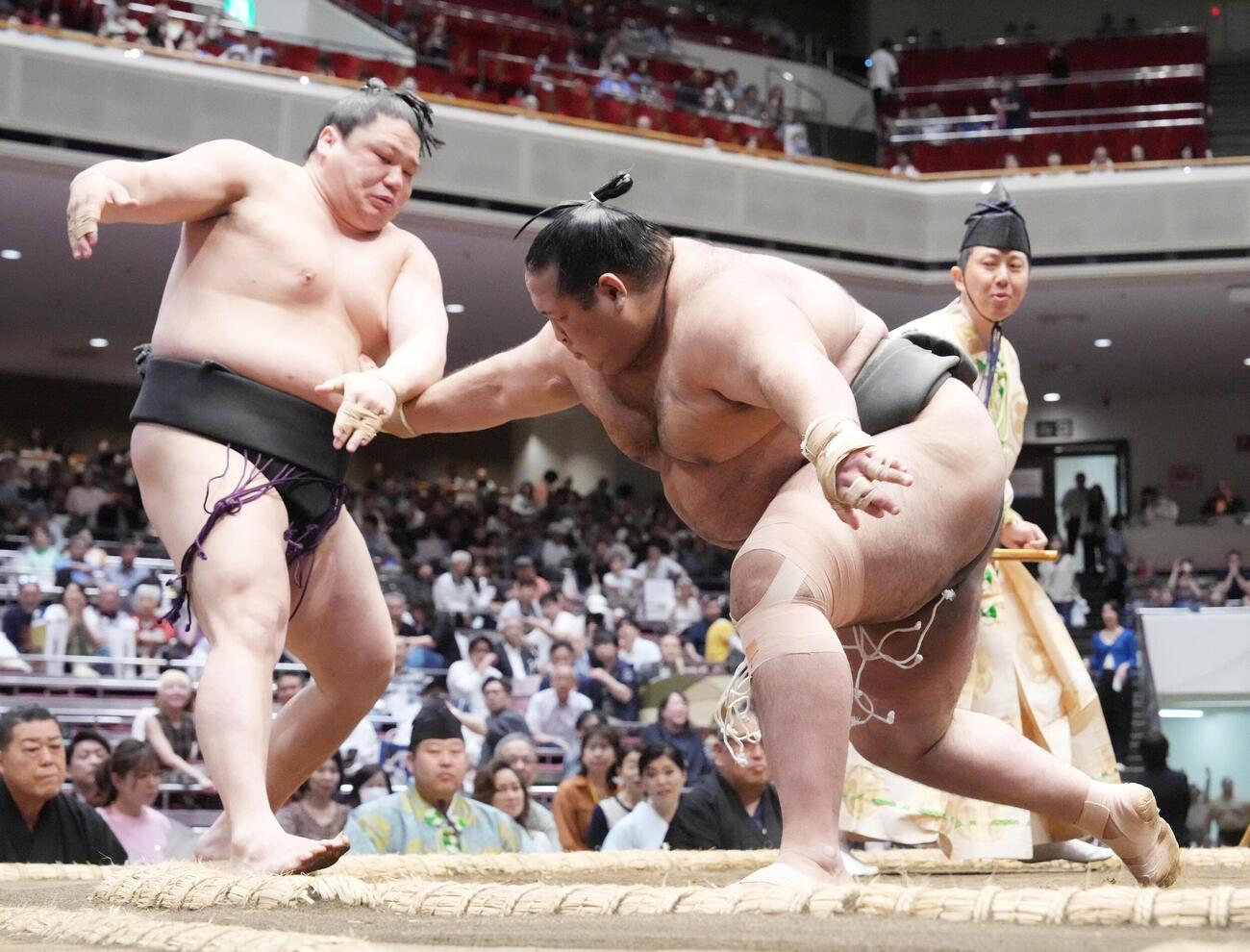 大相撲夏場所4日目　生田目（右）は栃幸大を押し出しで破る（撮影・小沢裕）
