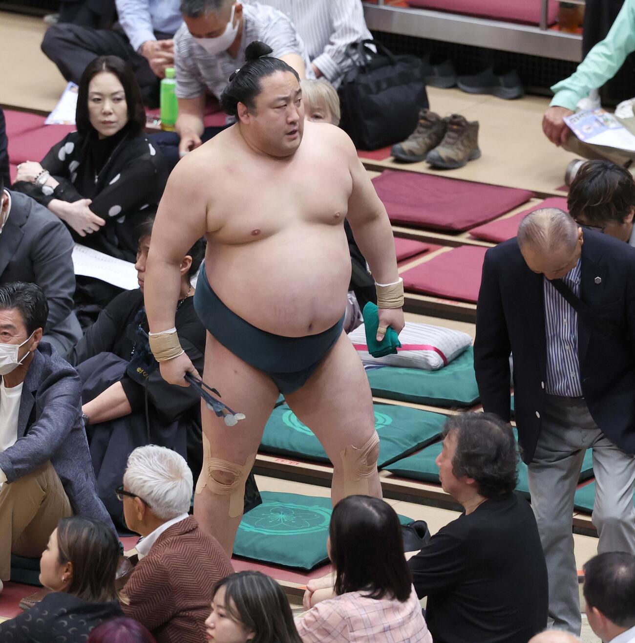 阿武剋に敗れ引き揚げる佐田の海（2026年5月11日撮影）