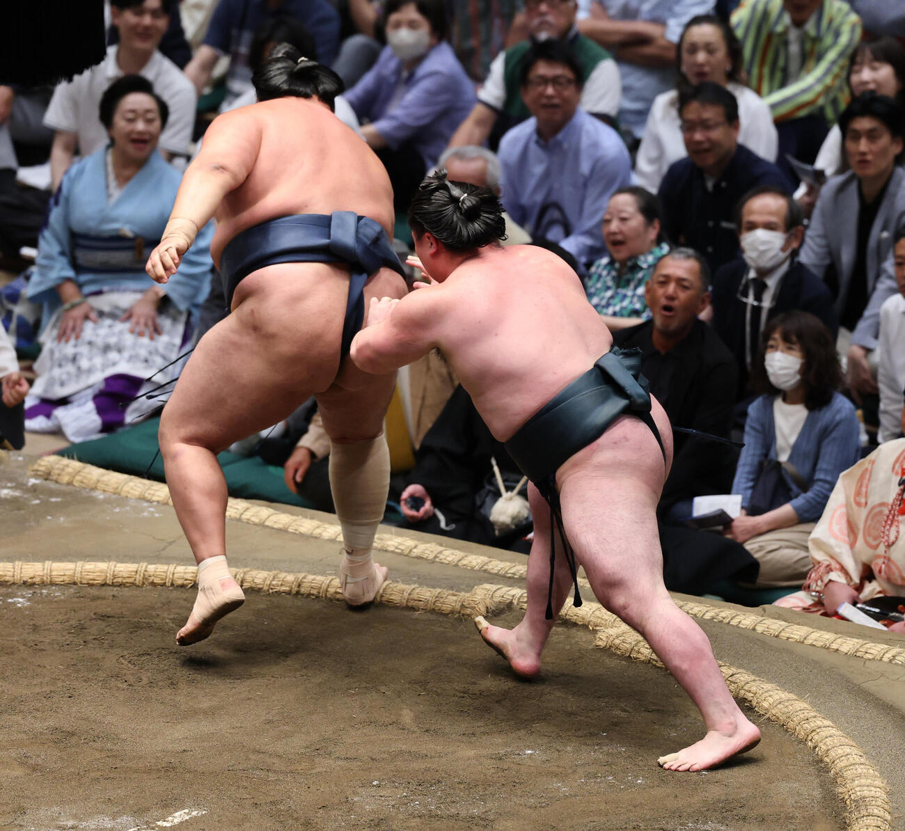 時疾風（右）が玉鷲を破った決まり手が、最初は「送り出し」とされた（撮影・野上伸悟）