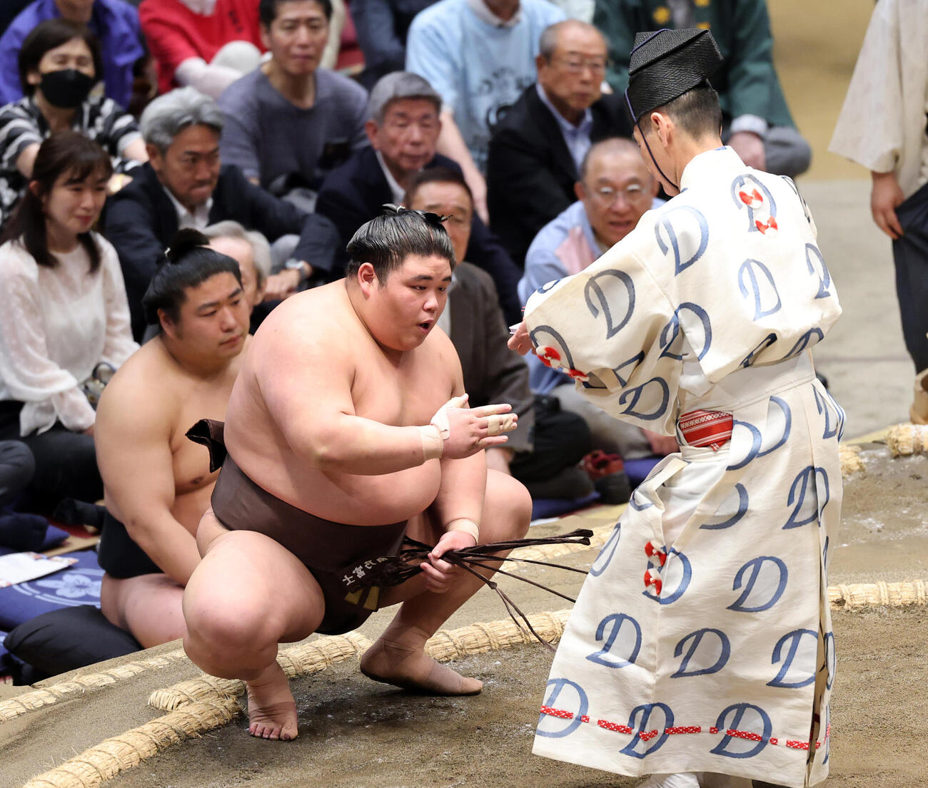 朝白龍を破り懸賞金を受けとる伯乃富士