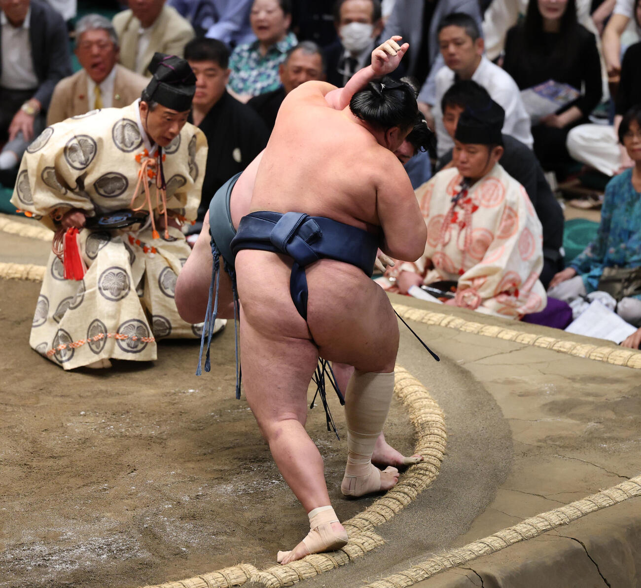 時疾風（左）の寄りに、玉鷲の右かかとが土俵を割ったが、勝負は続行された（撮影・野上伸悟）