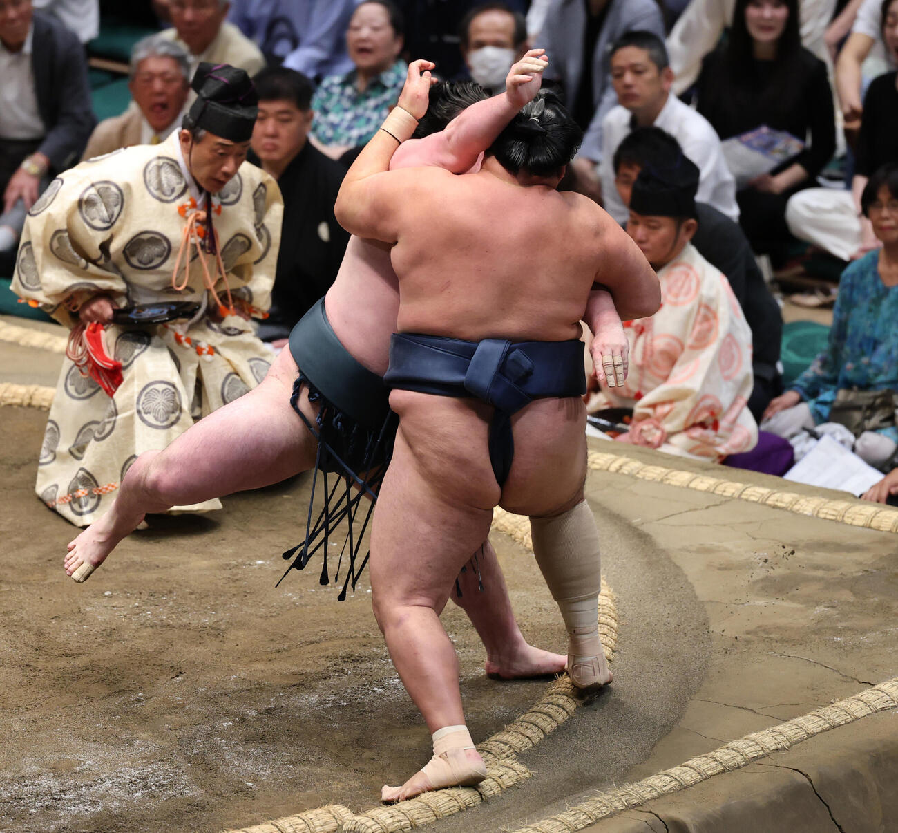 時疾風（左）の寄りに、玉鷲の右かかとが土俵を割ったが、勝負は続行された（撮影・野上伸悟）