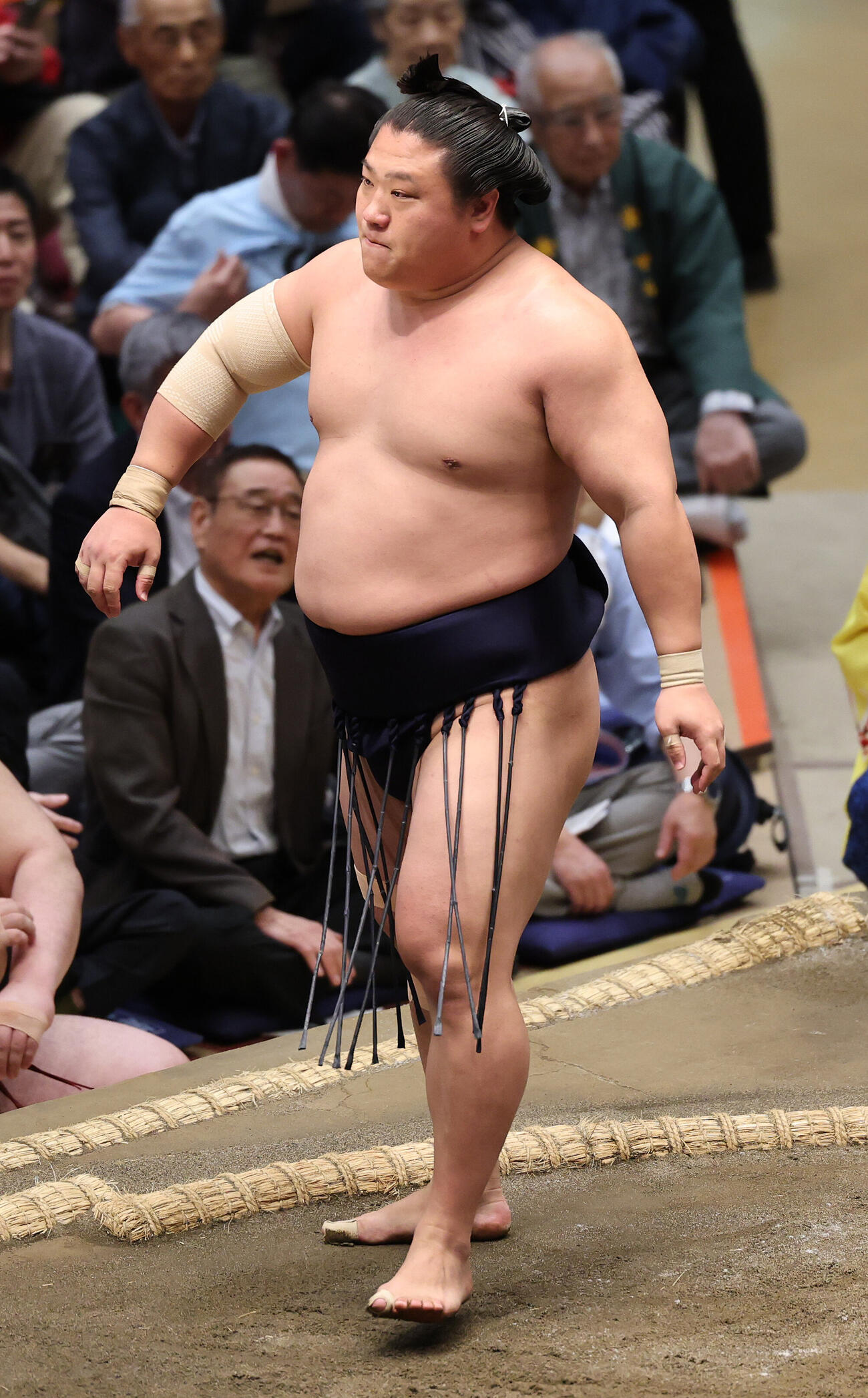 大栄翔を押し出しで破った若隆景（撮影・野上伸悟）