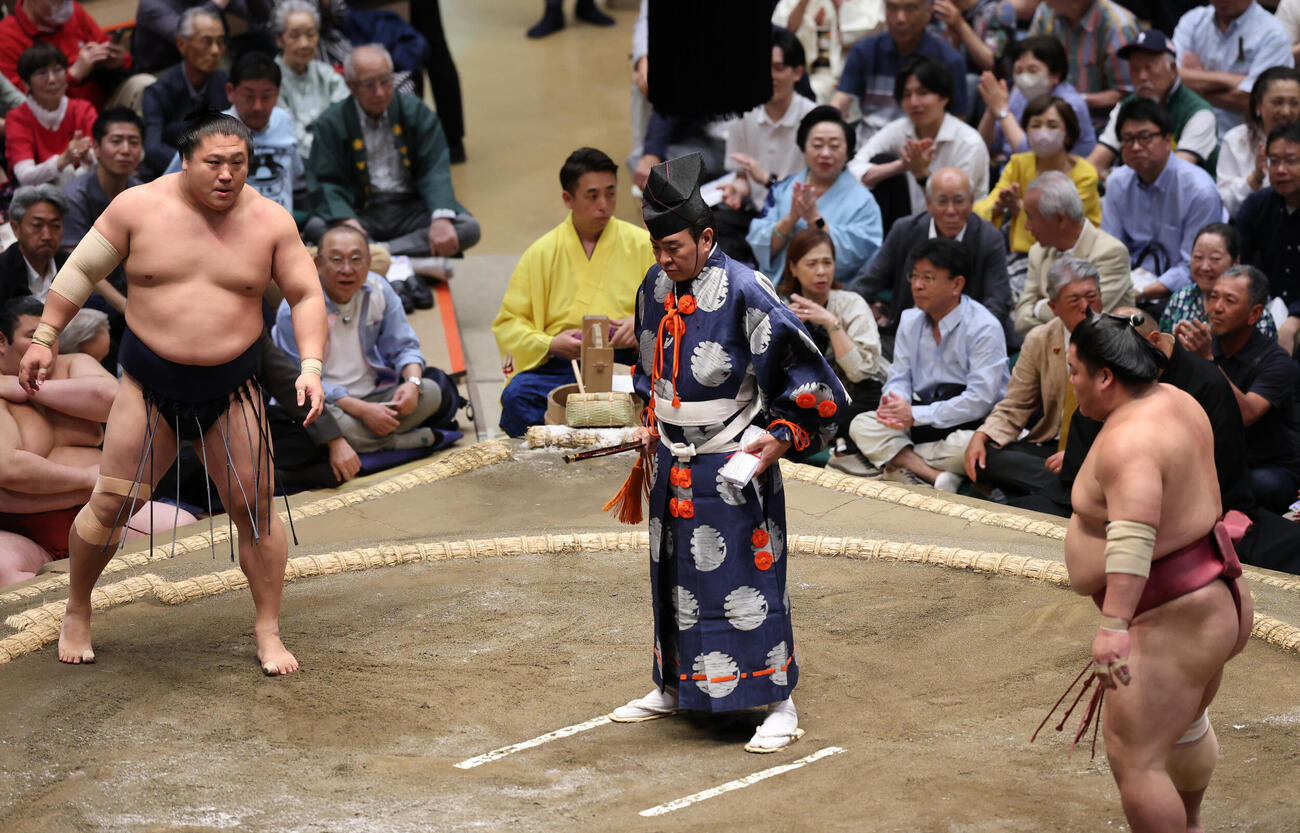 大栄翔（右）を押し出しで破った若隆景（撮影・野上伸悟）