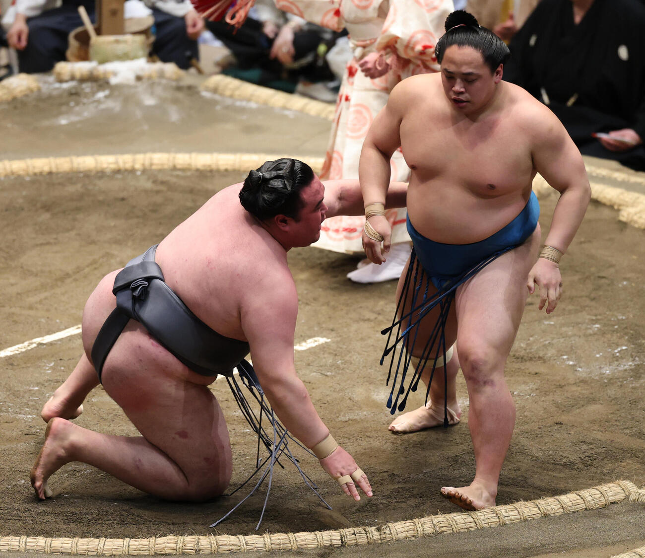 金峰山（左）を下手投げで破る琴栄峰（撮影・野上伸悟）