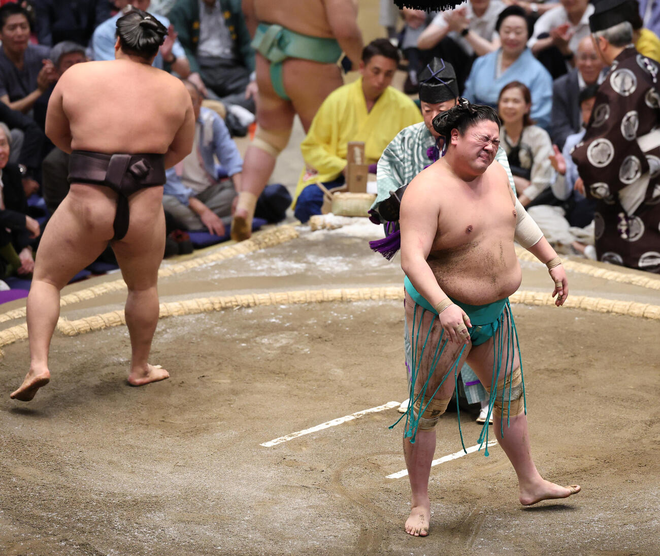 霧島にはたき込みで敗れ悔しがる一山本（撮影・野上伸悟）