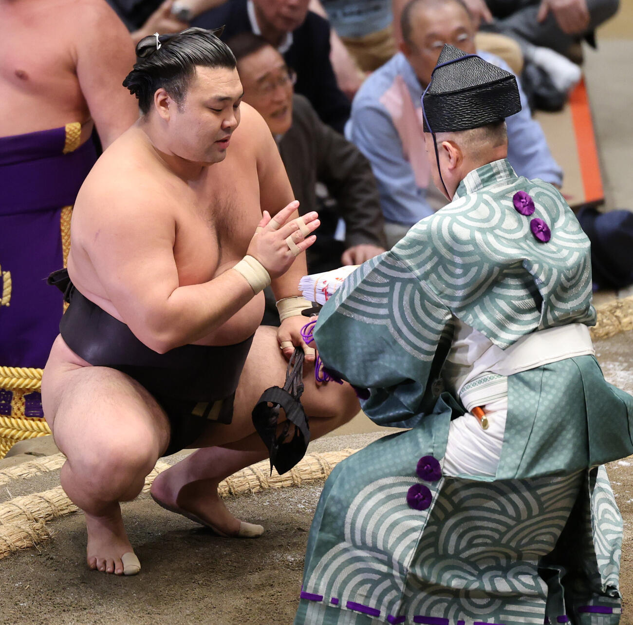 一山をはたき込みで破り懸賞金を手にする霧島（撮影・野上伸悟）