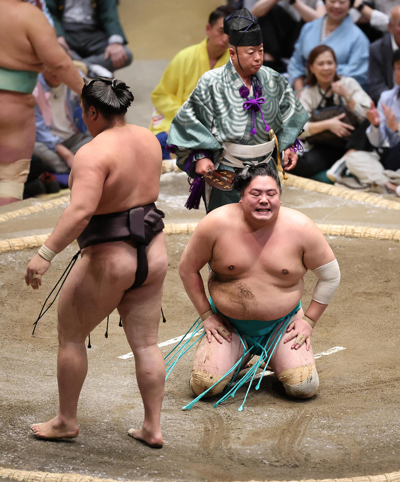 霧島にはたき込みで敗れ悔しがる一山本（撮影・野上伸悟）