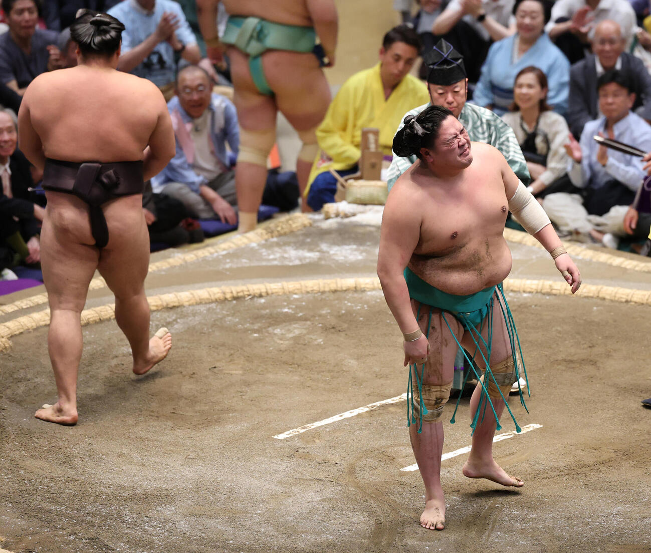 霧島にはたき込みで敗れ悔しがる一山本（撮影・野上伸悟）