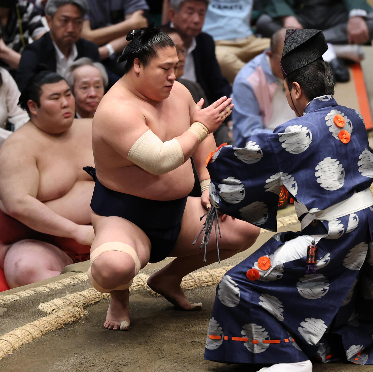 大栄翔に勝ち懸賞金を受けとる若隆景（撮影・野上伸悟）