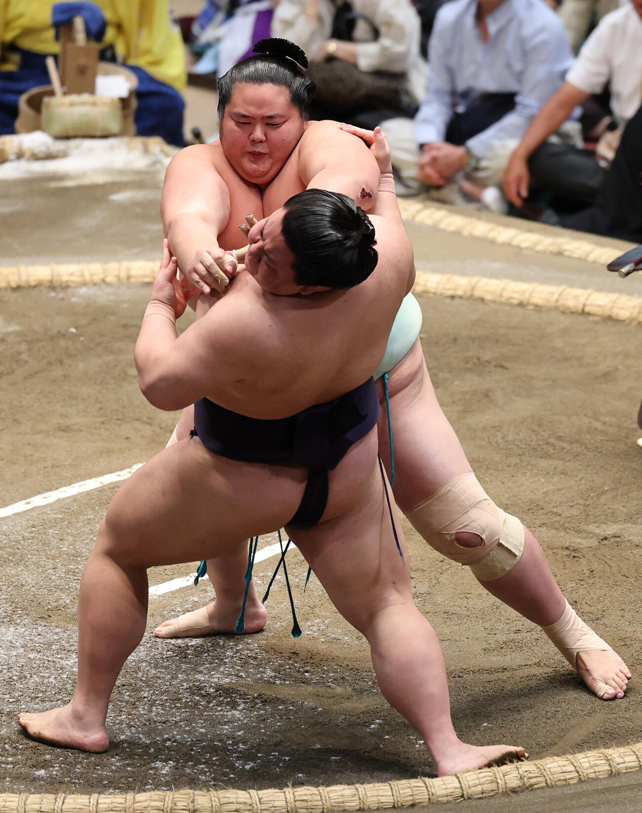 義ノ富士（手前）を押し出しで破る琴桜（撮影・野上伸悟）