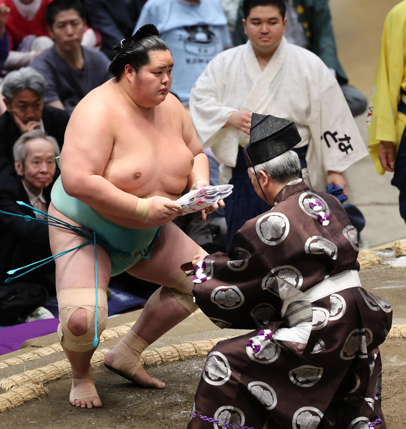 義ノ富士を破り懸賞金を手にする琴桜（撮影・野上伸悟）