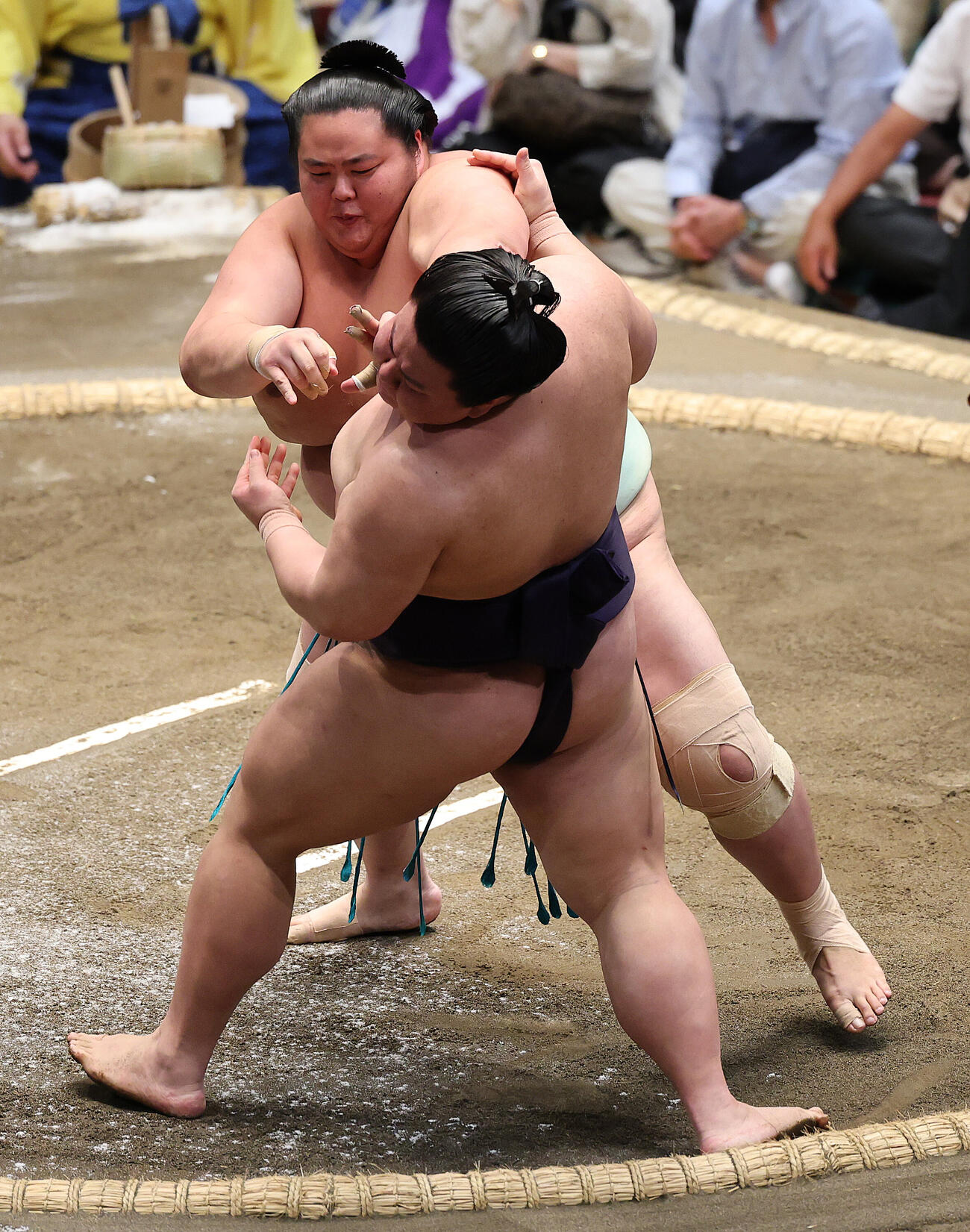 義ノ富士（手前）を押し出しで破る琴桜（撮影・野上伸悟）