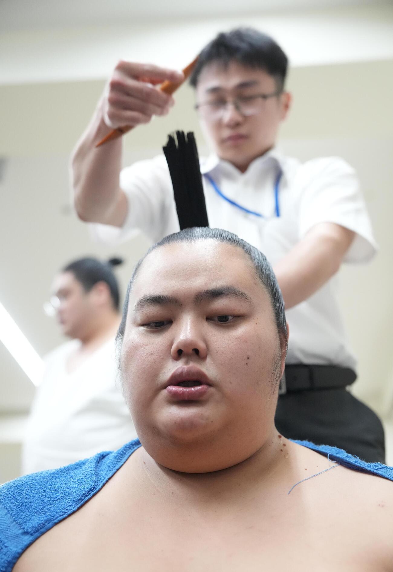 大相撲夏場所4日目　支度部屋で報道陣の取材に応える琴桜（撮影・小沢裕）