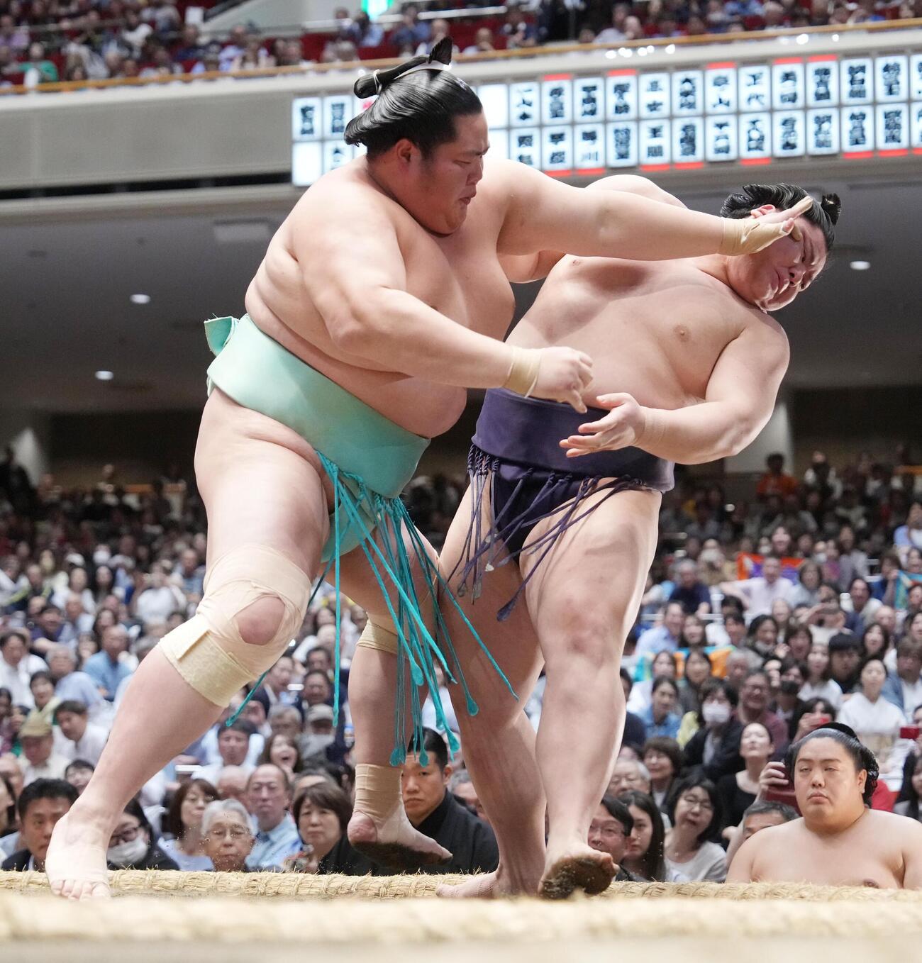 大相撲夏場所4日目　琴桜（左）は義ノ富士を押し出しで下す（撮影・小沢裕）