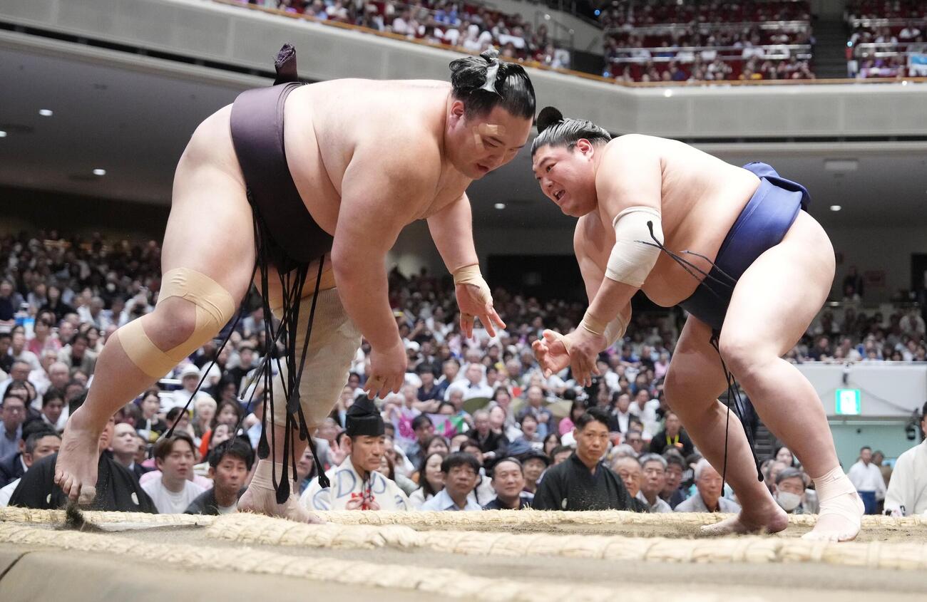 大相撲夏場所4日目　阿炎は朝乃山（左）を押し出しで下す（撮影・小沢裕）