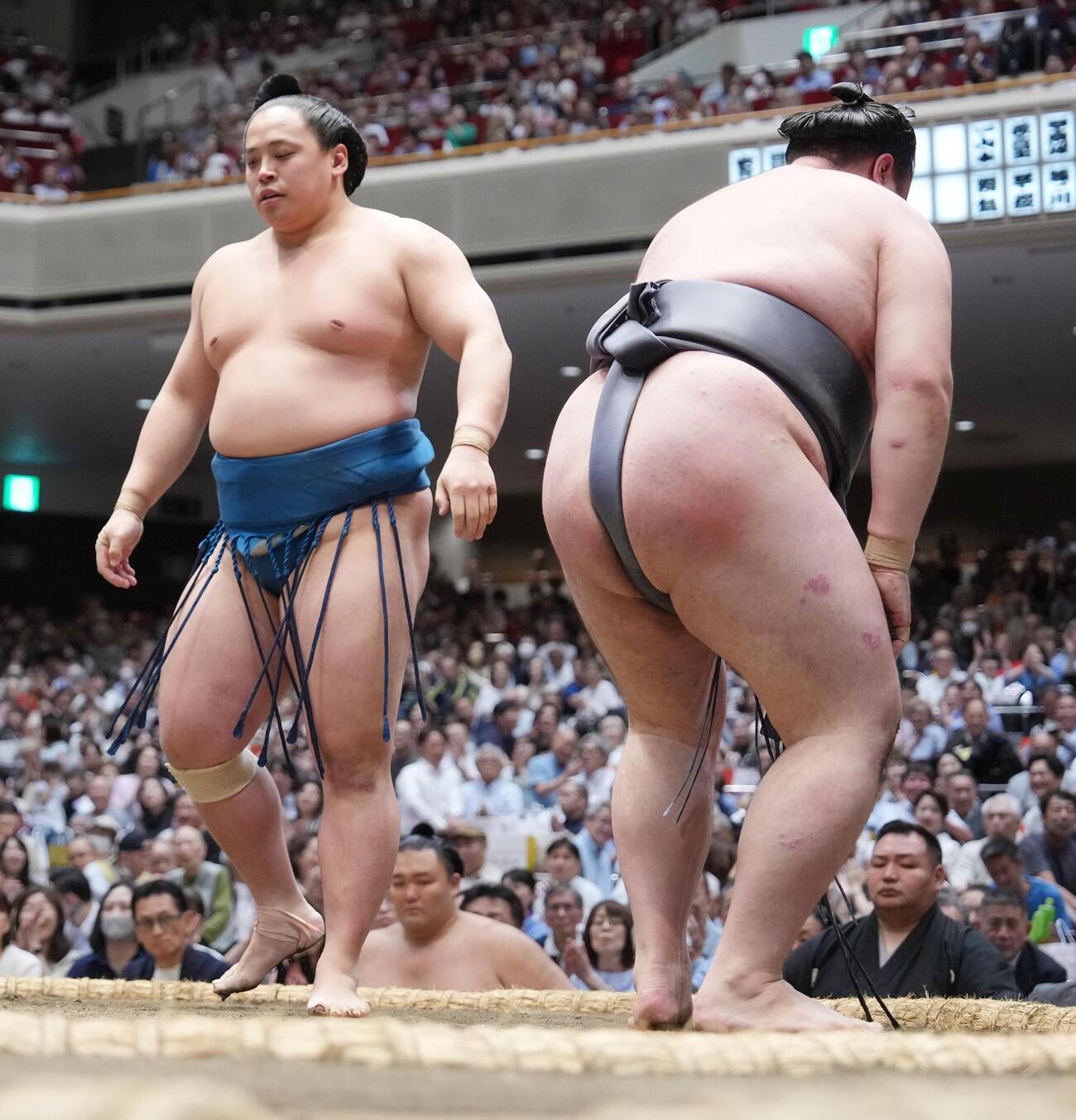 大相撲夏場所4日目　琴栄峰（左）は下手投げで金峰山を破る（撮影・小沢裕）