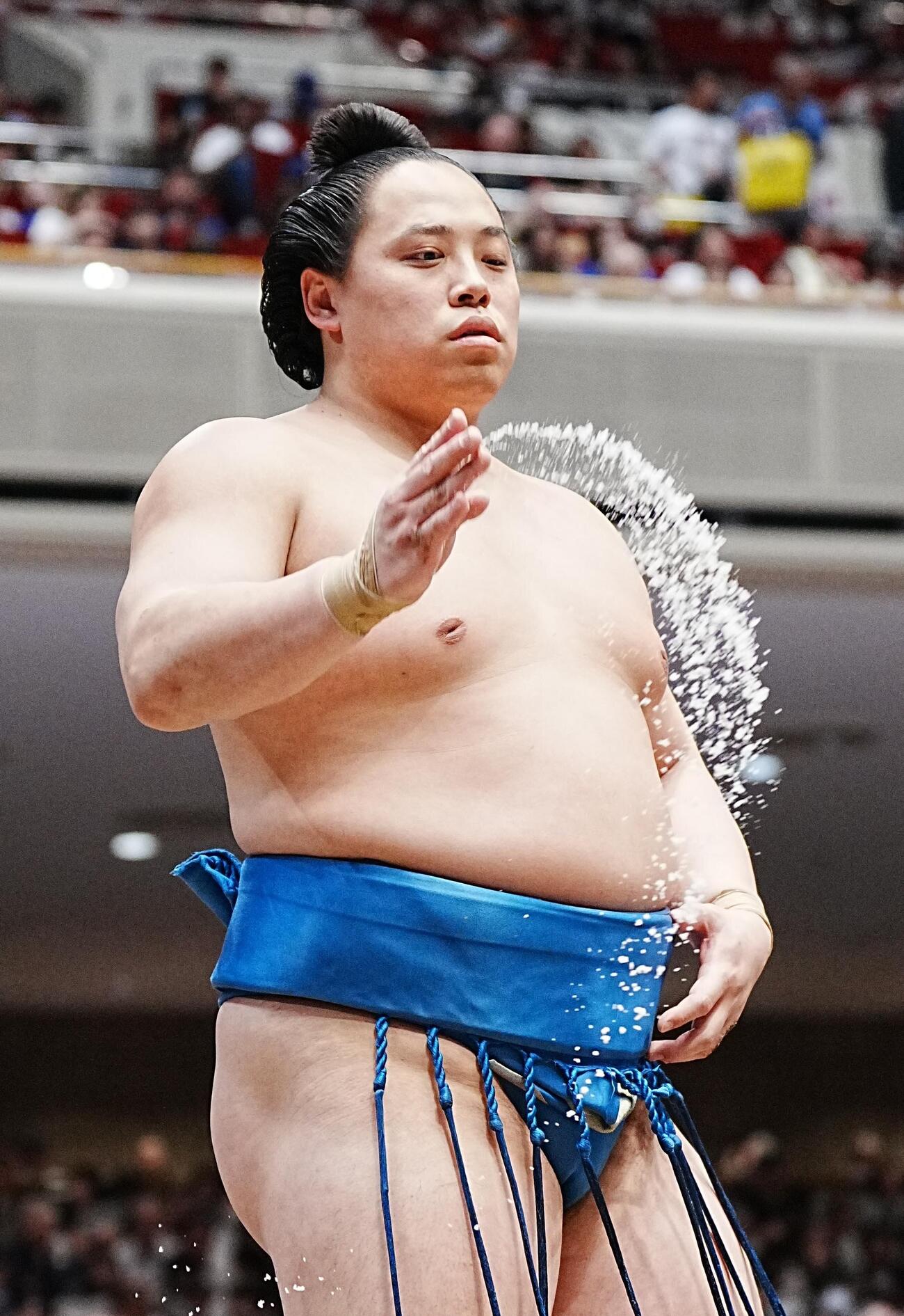 大相撲夏場所4日目　塩をまく琴栄峰（撮影・小沢裕）