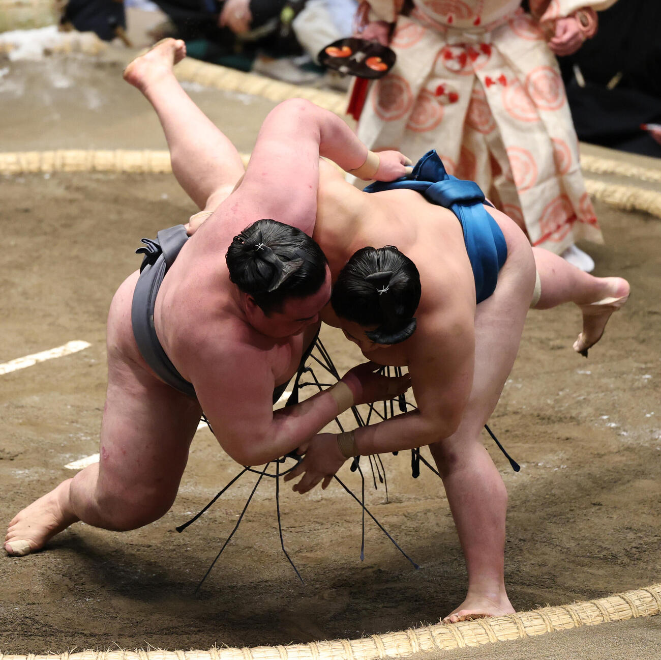 金峰山（左）を下手投げで破る琴栄峰（撮影・野上伸悟）