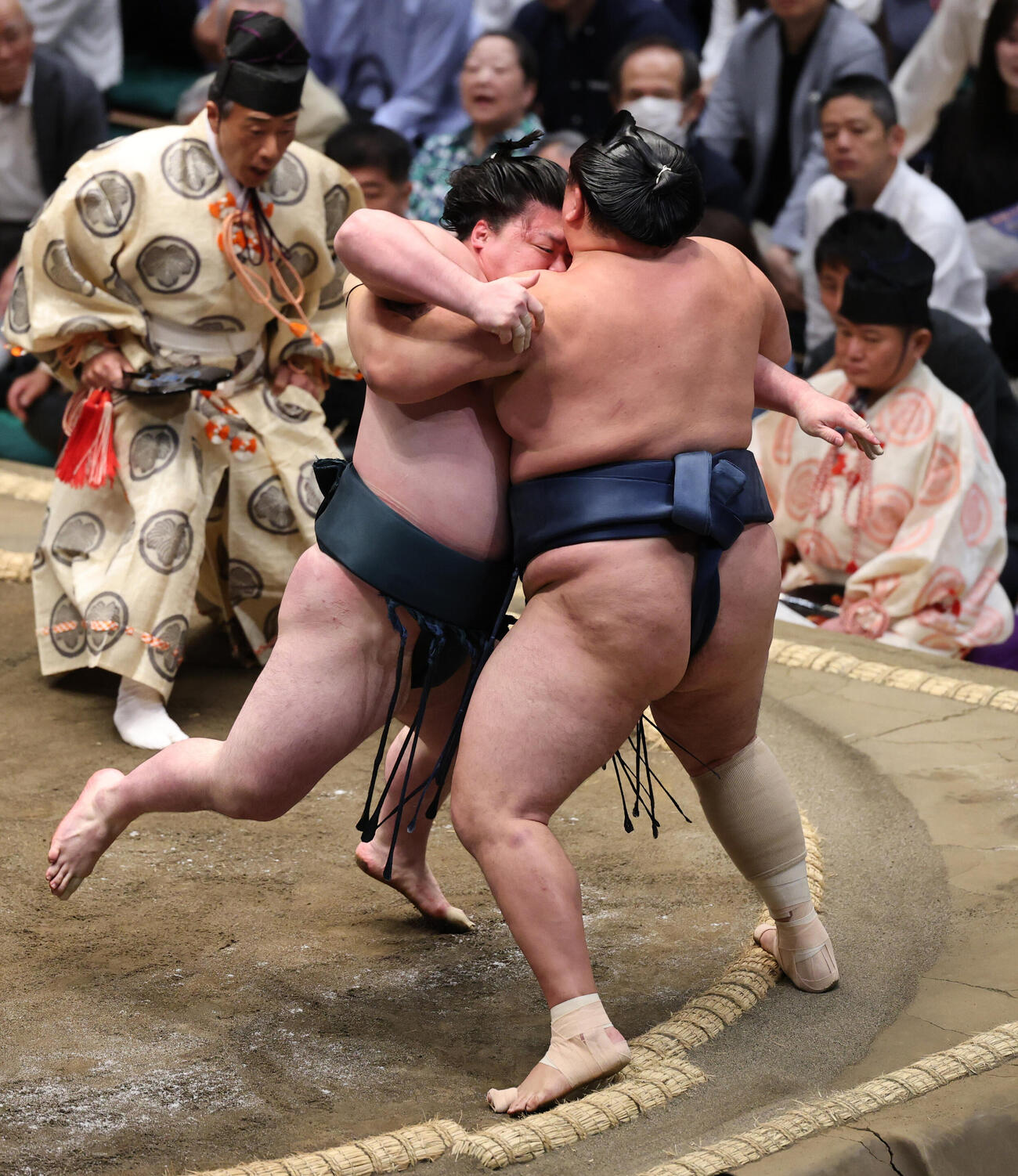 時疾風の寄り、玉鷲の右かかとが土俵を割ったが、勝負は続行された（撮影・野上伸悟）