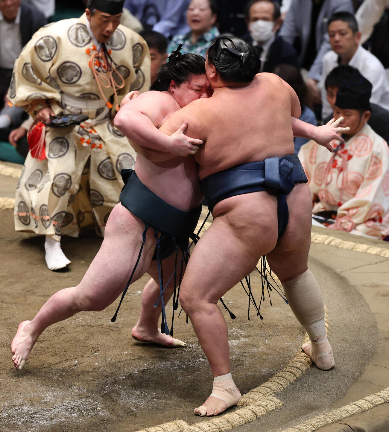 時疾風の寄り、玉鷲の右かかとが土俵を割ったが、勝負は続行された（撮影・野上伸悟）