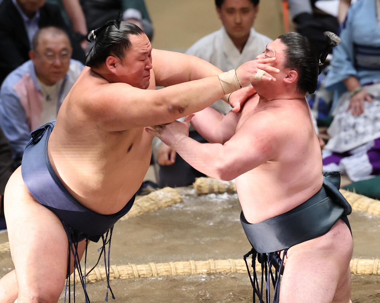 時疾風（右）と張り合う玉鷲（撮影・野上伸悟）