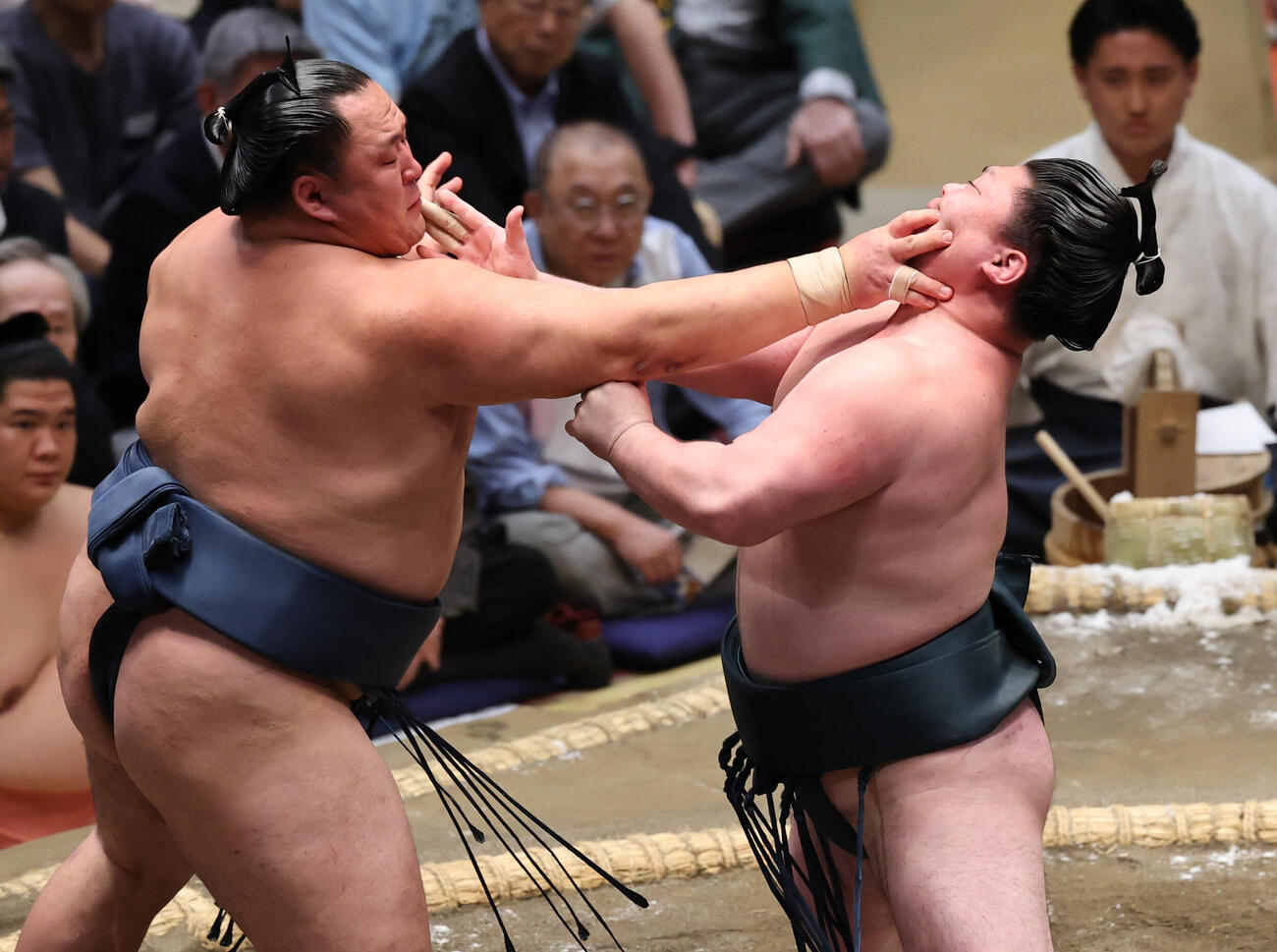 時疾風（右）と張り合う玉鷲（撮影・野上伸悟）
