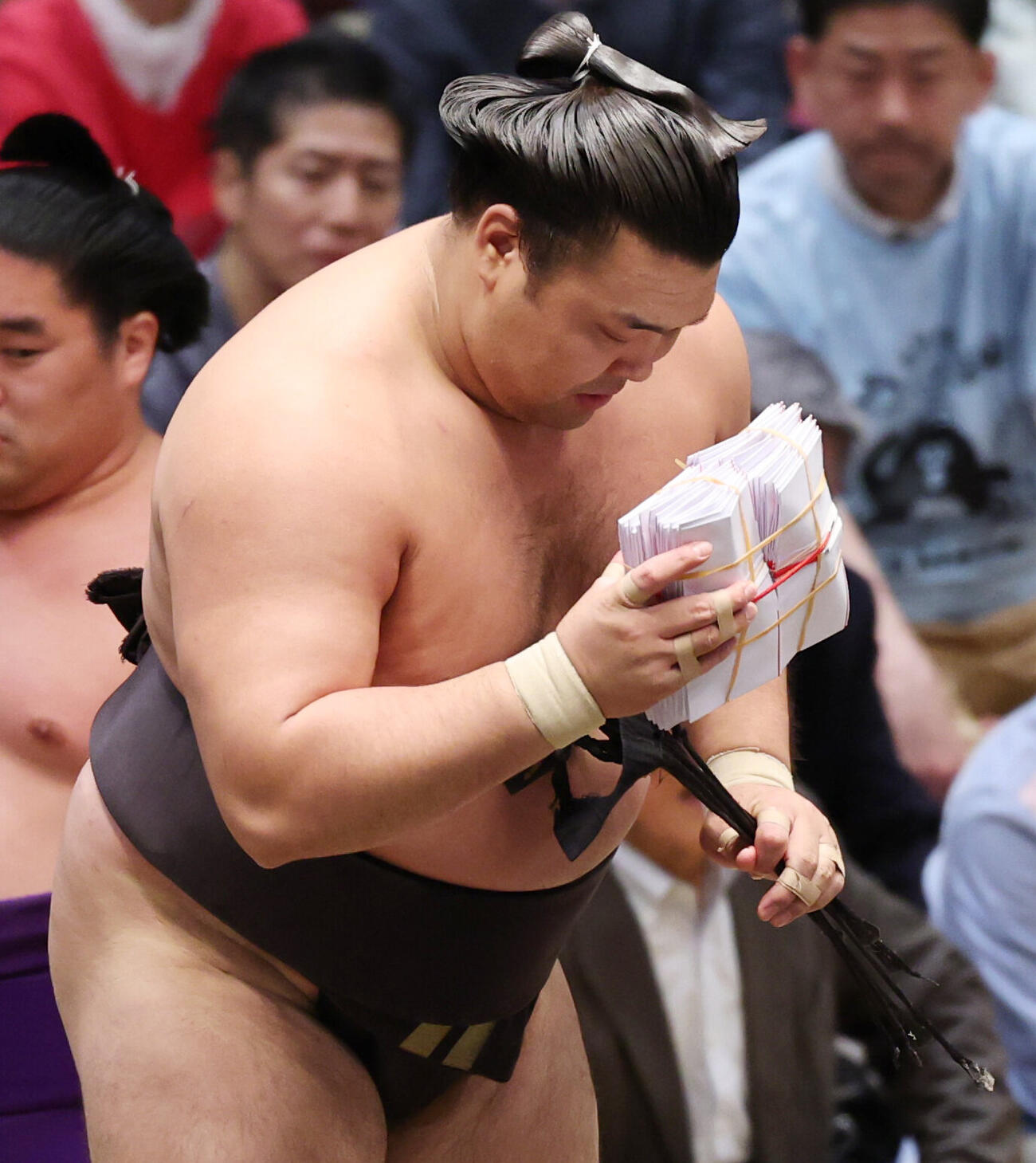一山をはたき込みで破り懸賞金を手にする霧島（撮影・野上伸悟）