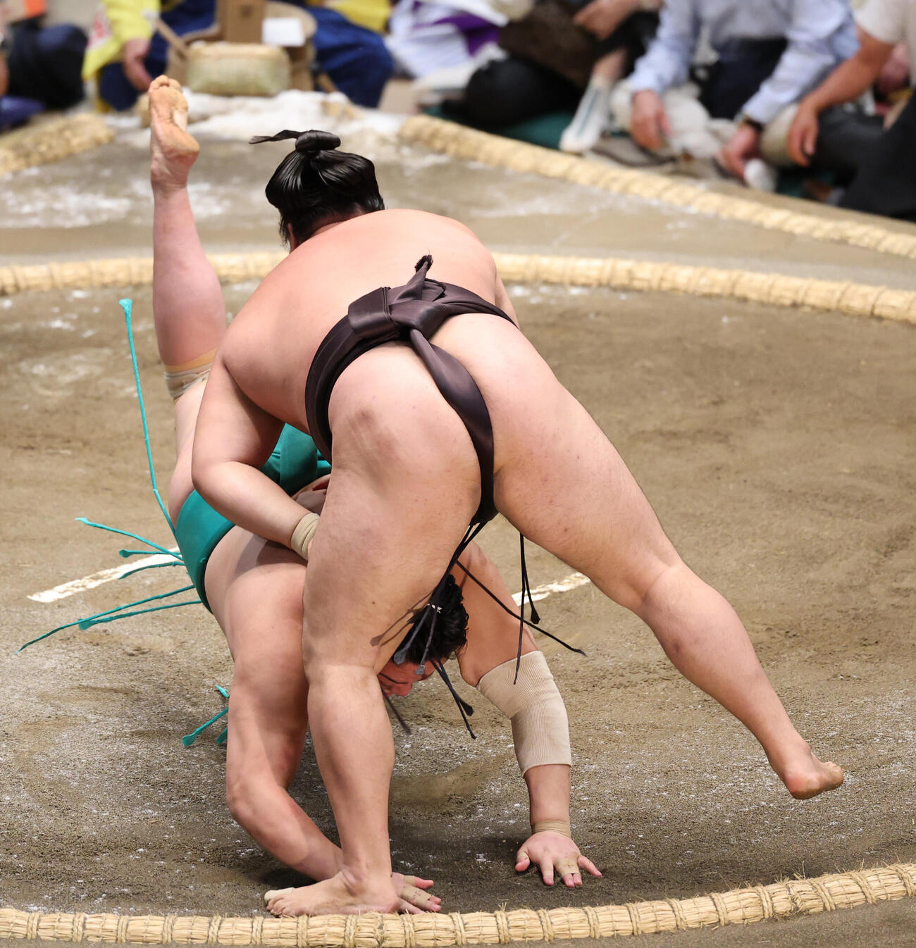 一山本（下）をはたき込みで破る霧島（撮影・野上伸悟）