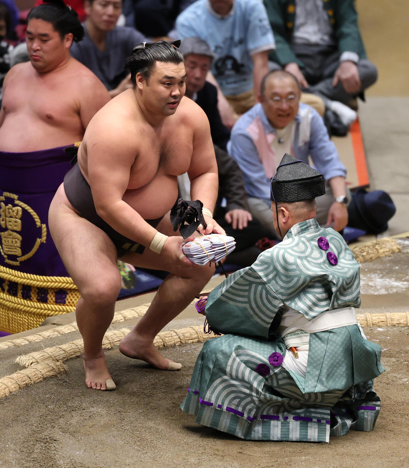 一山をはたき込みで破り懸賞金を手にする霧島（撮影・野上伸悟）
