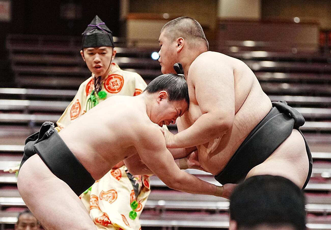 大相撲夏場所5日目　前相撲で遥人（右）を攻める若狭（撮影・小沢裕）