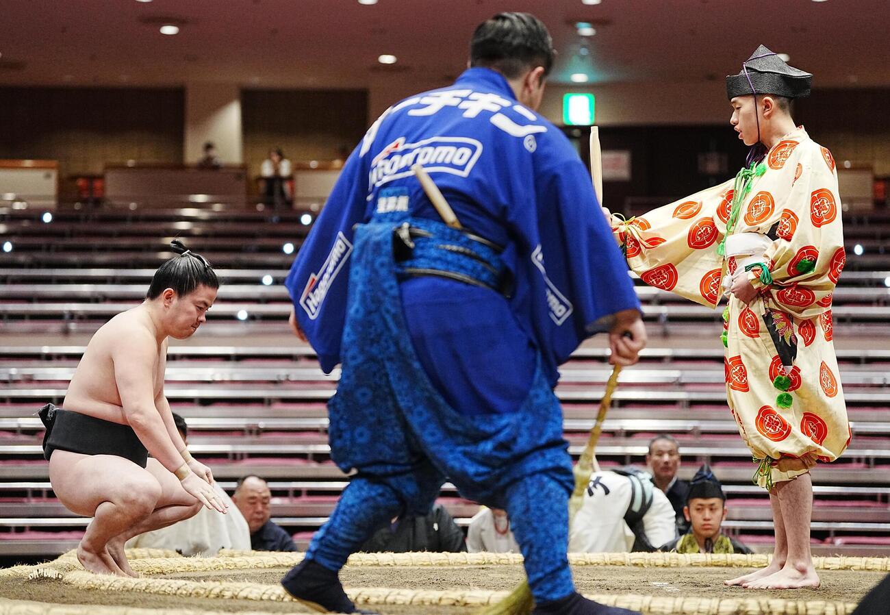 大相撲夏場所5日目　前相撲で勝ち名乗りを受ける若狭（撮影・小沢裕）