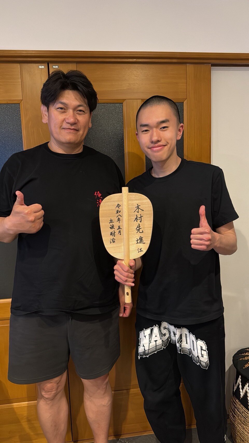 立浪親方（元小結旭豊、右）と木村先進（立浪部屋提供）