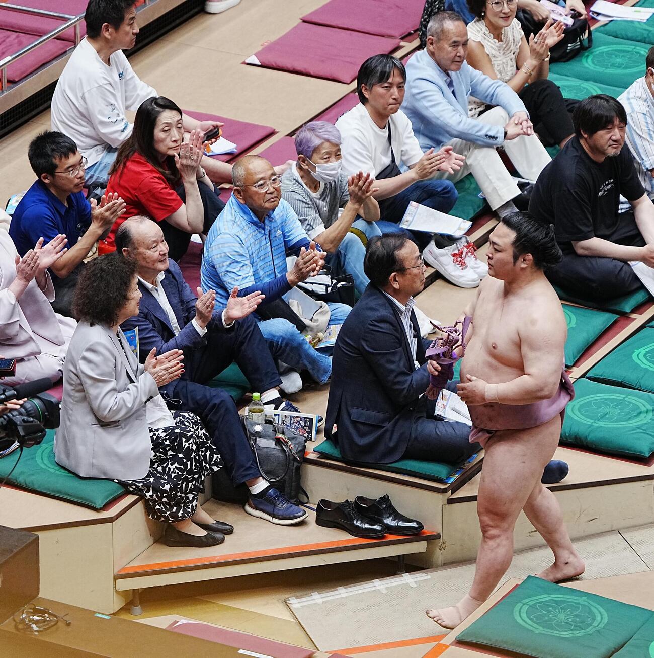 大相撲夏場所5日目　初日から5連勝を飾り花道を引き揚げる炎鵬（撮影・小沢裕）