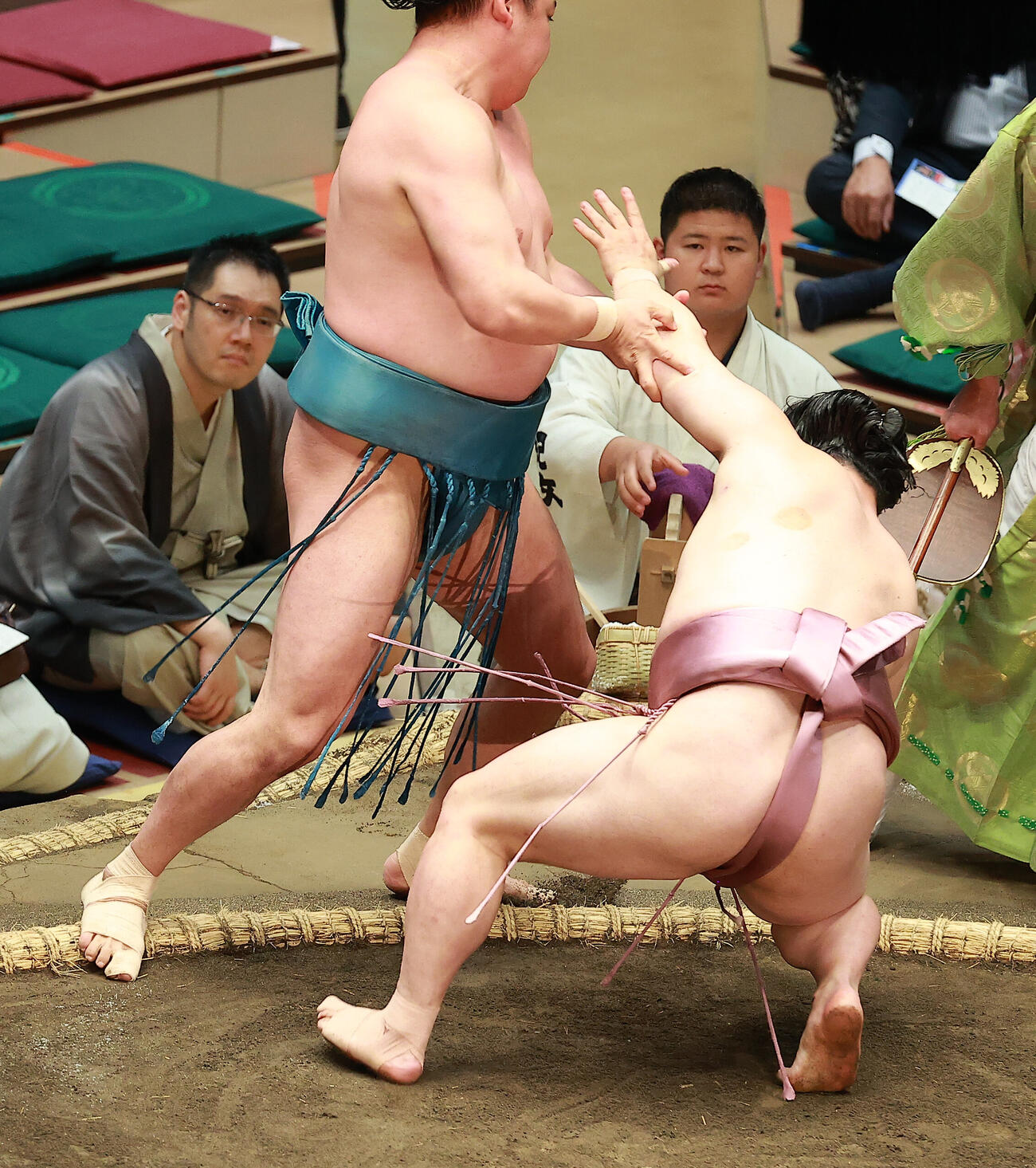 玉正（左）を押し出しで破る炎鵬（撮影・中島郁夫）