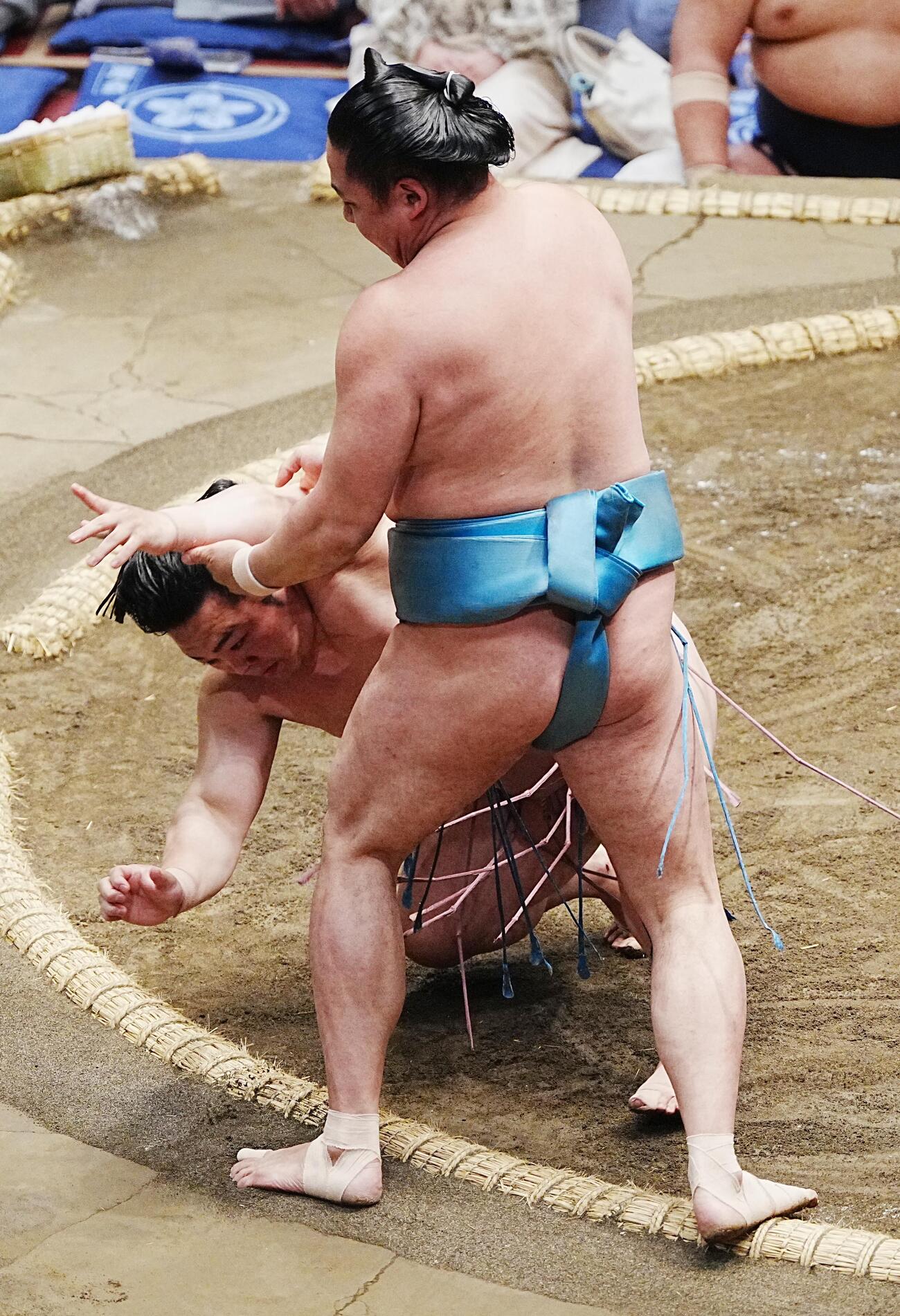 大相撲夏場所5日目　炎鵬は玉正鳳（右）を押し出しで破る（撮影・小沢裕）