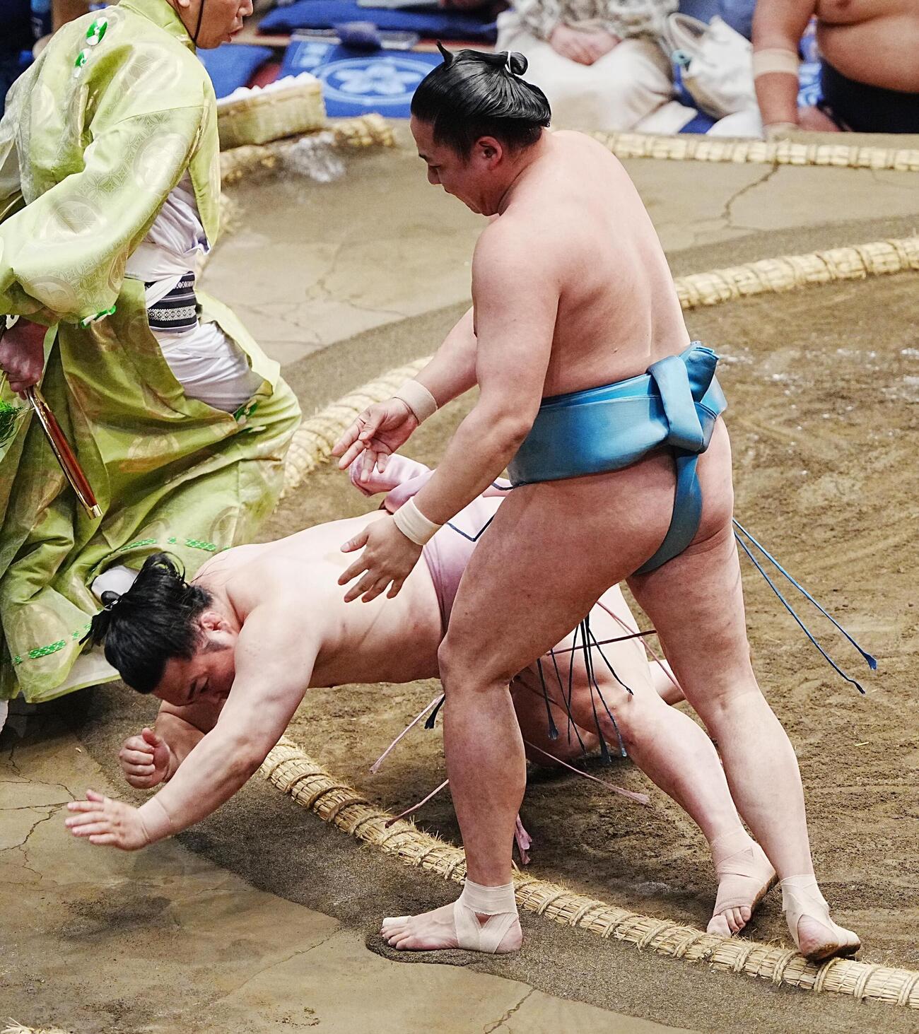 大相撲夏場所5日目　炎鵬は玉正鳳（右）を押し出しで破る（撮影・小沢裕）