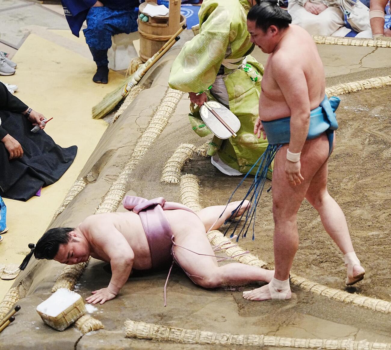 大相撲夏場所5日目　炎鵬は玉正鳳（右）を押し出しで破る（撮影・小沢裕）