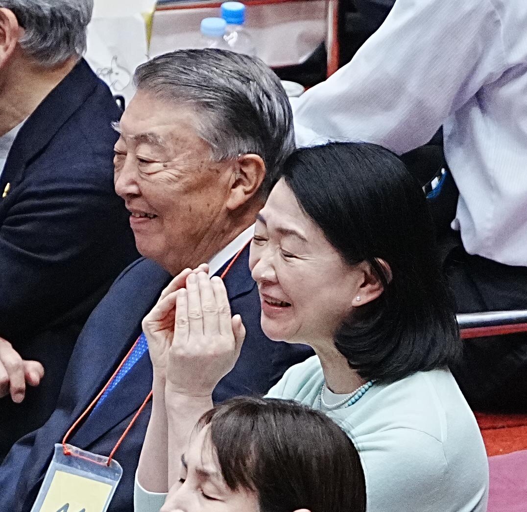 大相撲夏場所5日目　観戦する横綱審議委員会の大島理森委員長（左）と紺野美沙子委員（撮影・小沢裕）