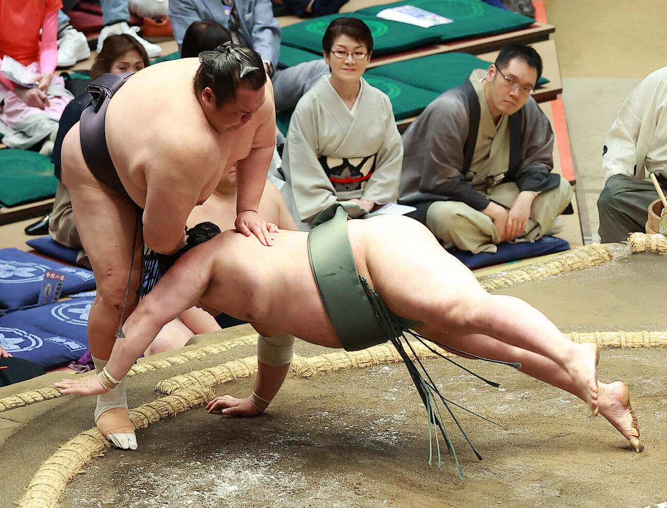 明生（右）をはたき込みで破る友風（撮影・中島郁夫）
