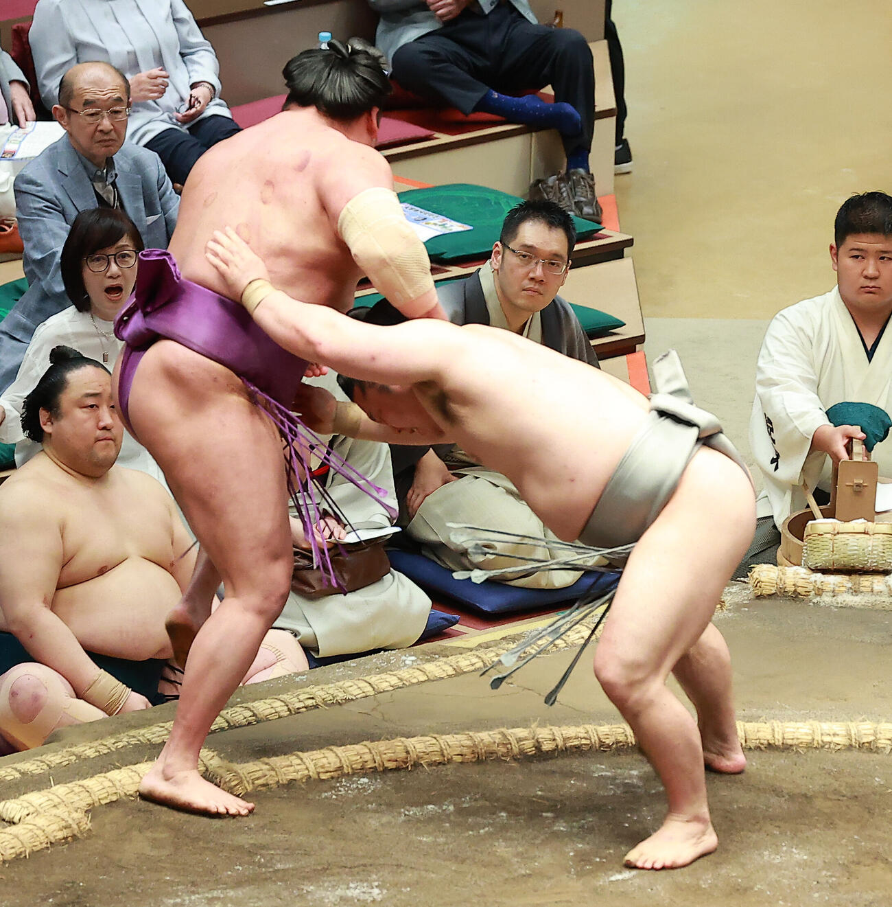 尊富士（左）を寄り切りで破る朝翠龍（撮影・中島郁夫）