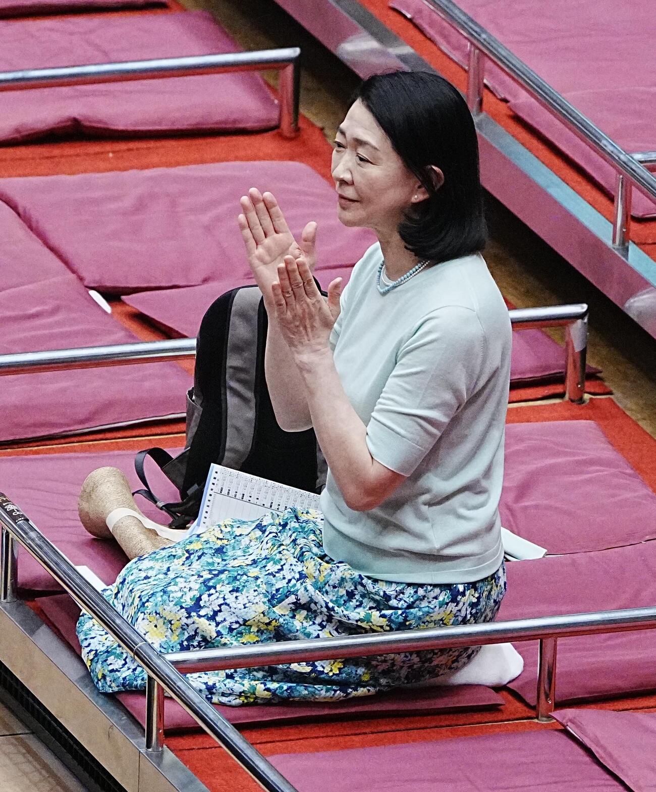 大相撲夏場所5日目　十両土俵入りで拍手を送る横綱審議委員会の紺野美沙子委員（撮影・小沢裕）