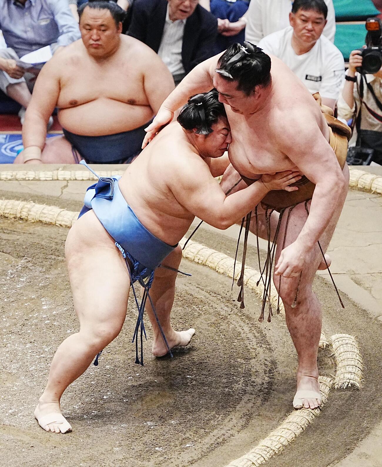 大相撲夏場所5日目　翔猿（左）は竜電を押し出しで下す（撮影・小沢裕）