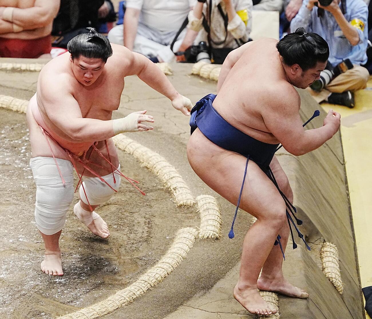 大相撲夏場所5日目　背後へまわった宇良（左）は朝白龍を送り出しで破る（撮影・小沢裕）